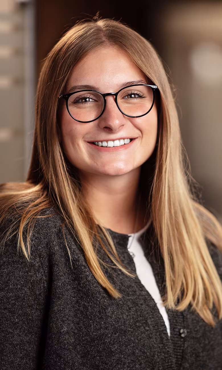 Celine Hübner, Empfangssekretärin