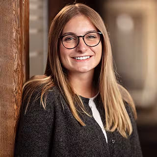 Celine Hübner, Empfangssekretärin